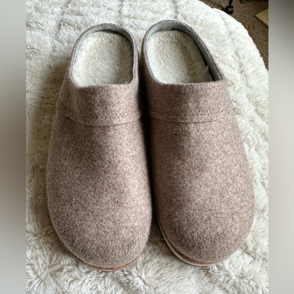 Merrell felt-like clogs